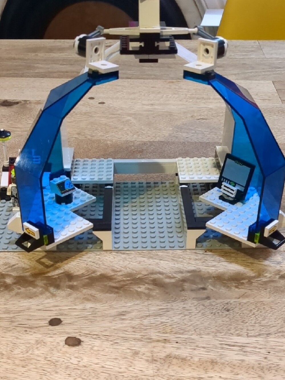 Lego 6958-1 Android Base - 3 Minifigs - All Pieces - Picture 7 of 14